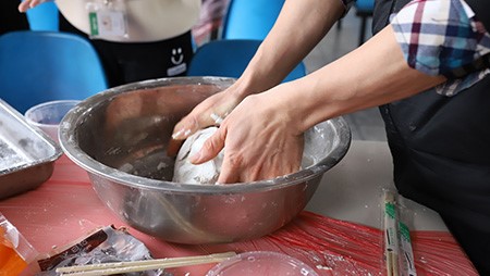 正月十五鬧元宵，歡歡喜喜包湯圓